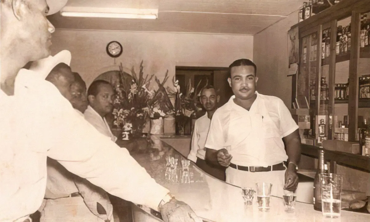Interior of Netto Bar with patrons at the counter, late 1950s